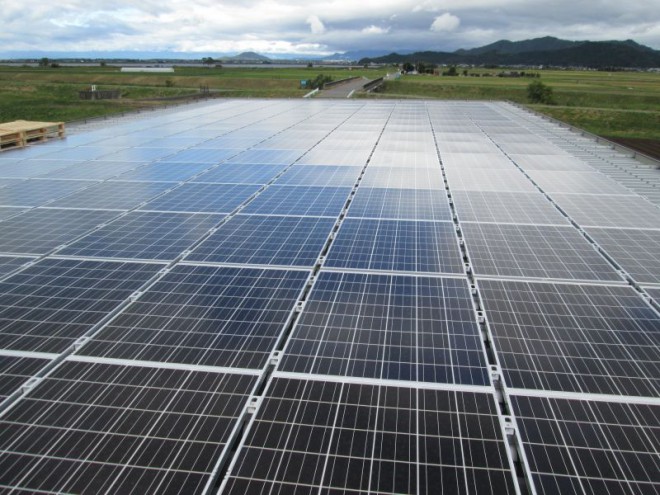 重ね式折板陸屋根太陽光発電